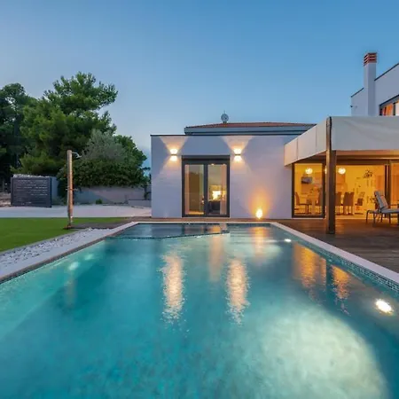 Villa Leana By Guide *