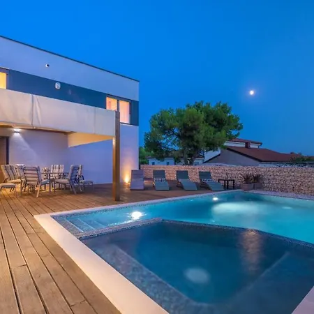 Leana By Guide Villa