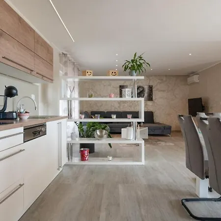 Leana By Guide * Medulin