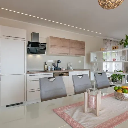 Leana By Guide Medulin