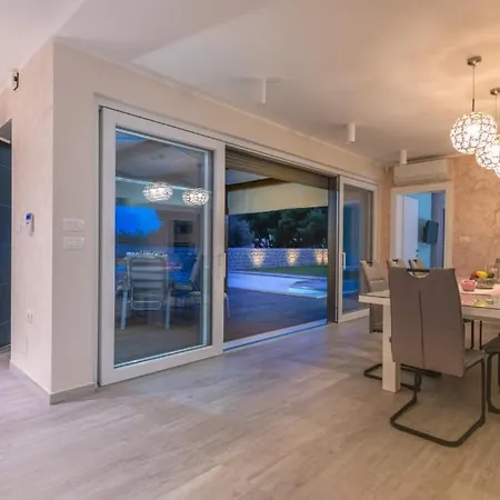 Leana By Guide * Medulin